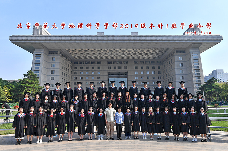 23届班级合影-19级本科1班.jpg