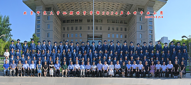 2024届本科合影.jpg