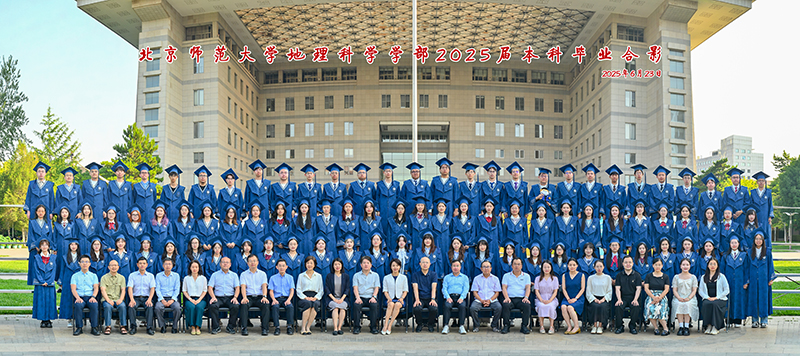 本科毕业生合影.jpg