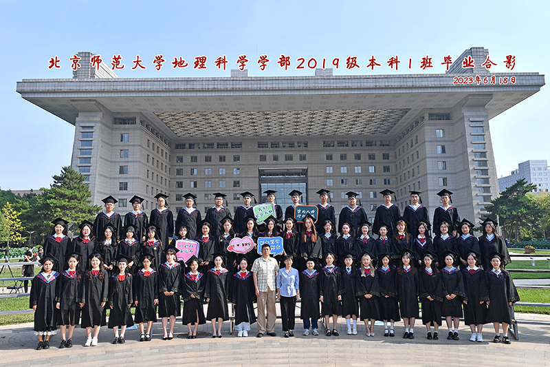 23届班级合影-19级本科1班-kt.jpg